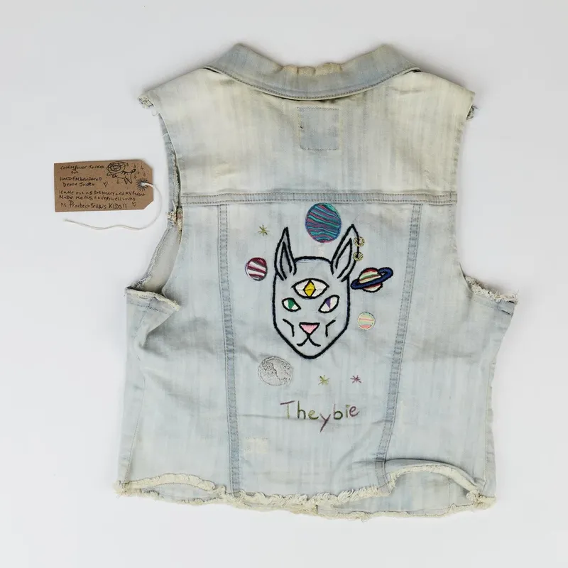 DENIM_VEST_22THEYBIE22._PHOTO_HE.format-webp.width-1440_NeGVQKDlwEe5mFoa