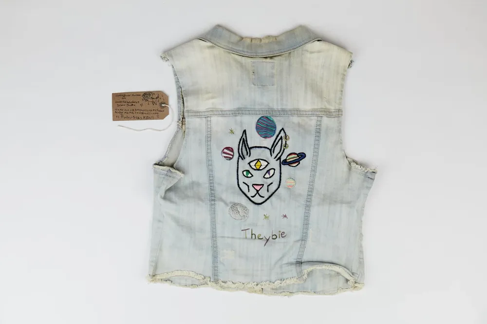 DENIM_VEST_22THEYBIE22._PHOTO_HE.format-webp.width-1440_NeGVQKDlwEe5mFoa
